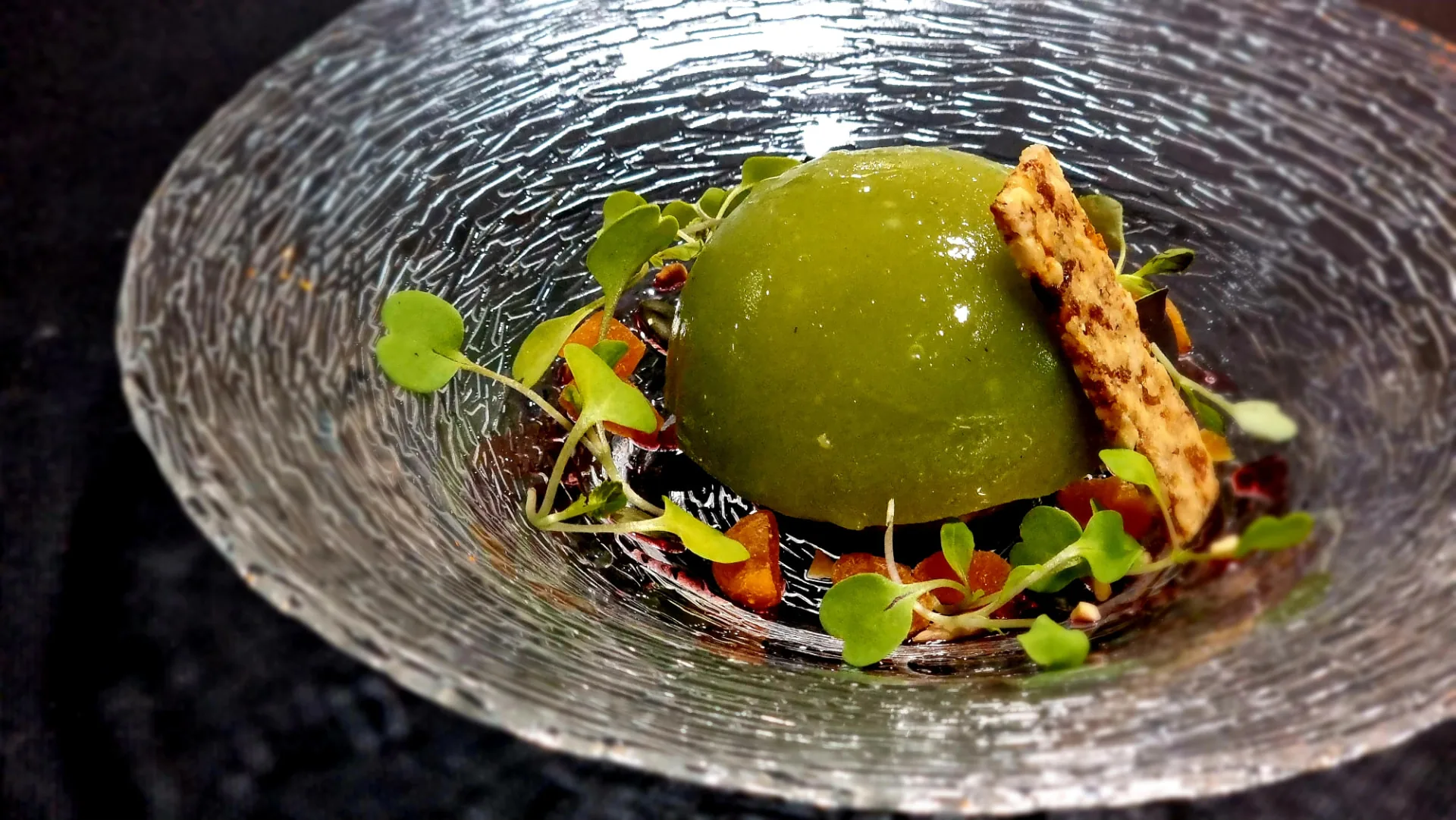 Presentación cuidada de una propuesta gastronómica en evento
