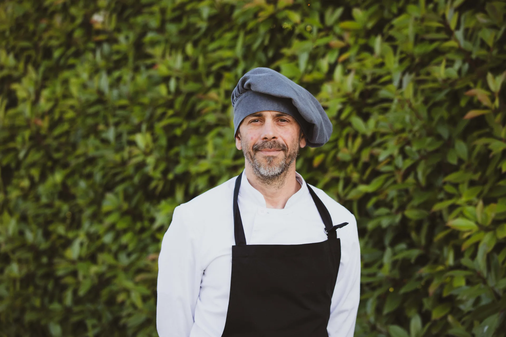 Chef de Solimpar posando en los jardines de la finca