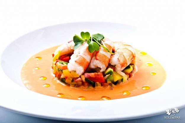 Emulsión de Tomates con verduras rustidas y Langostinos