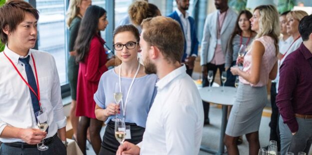 Cena de empresa outfit mujer y hombre