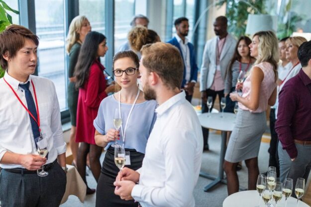 Cena de empresa outfit mujer y hombre