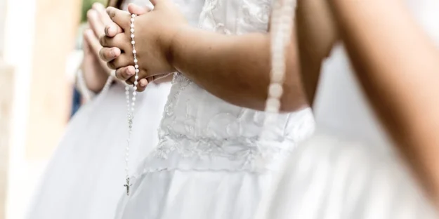 Cómo debe ir vestida una niña para la Primera Comunión