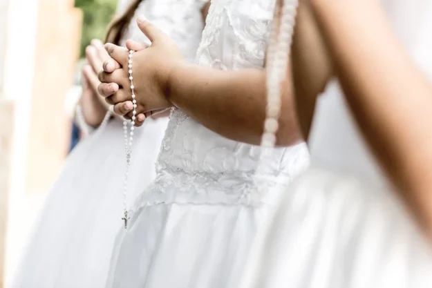 Cómo debe ir vestida una niña para la Primera Comunión