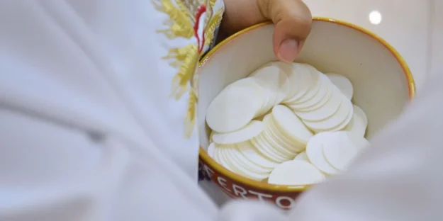 cómo se debe vestir un niño para su primera comunión