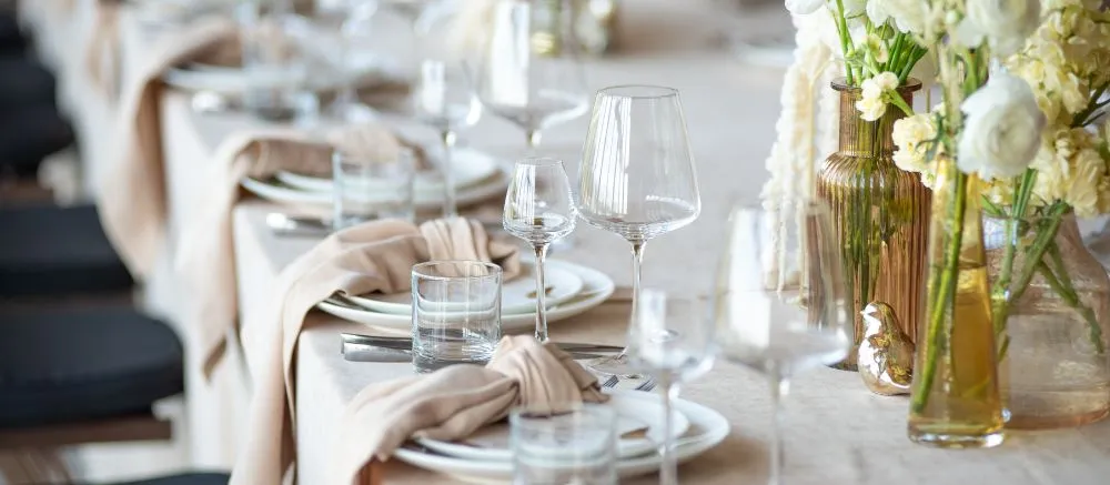 Colores neutros que seguirán vigentes Beige, arena y blanco roto bodas 2026