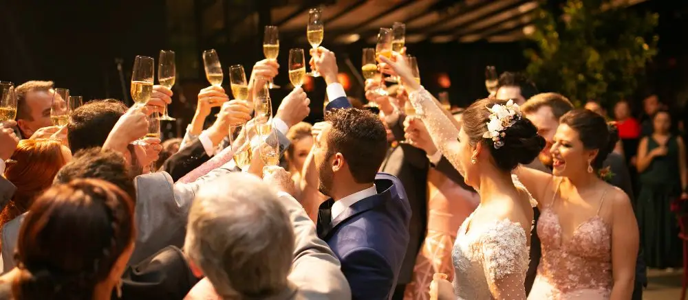 Iluminación natural y artificial estratégica para bodas